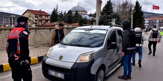 İl genelinde yapılan denetimlerde 3 kişi yakalandı