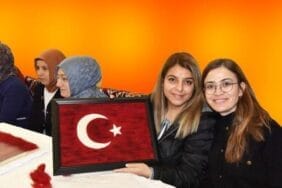 750 yıllık derslikte keçeden Türk bayrağı üretiyorlar
