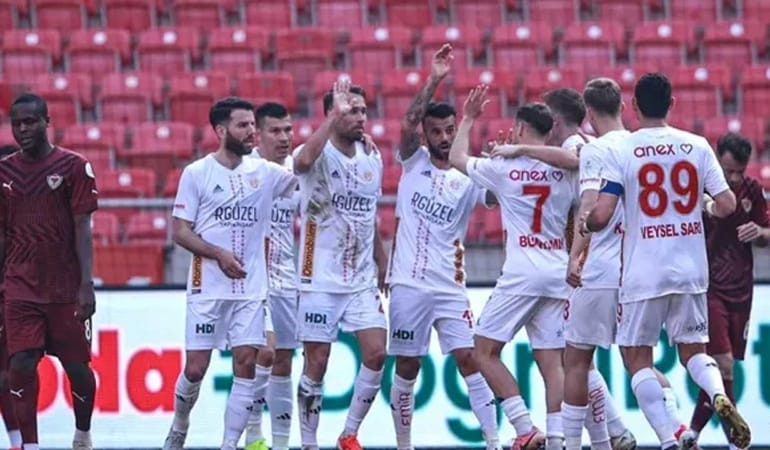 Hatay’da gol düellosu! Emre Belözoğlu ilk galibiyetini aldı