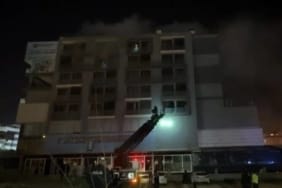 Denizli’de 7 katlı binada yangın! Mahsur kalan telefon ışığıyla yardım istedi