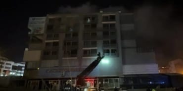Denizli’de 7 katlı binada yangın! Mahsur kalan telefon ışığıyla yardım istedi