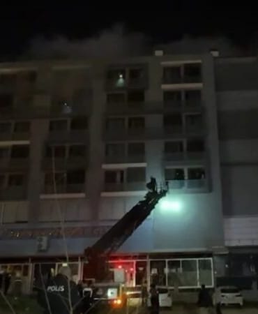 Denizli’de 7 katlı binada yangın! Mahsur kalan telefon ışığıyla yardım istedi