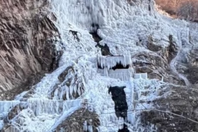 Isparta’daki Bezirgan Şelalesi soğuk hava nedeniyle Buz tuttu