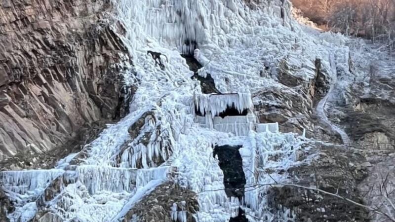 Isparta’daki Bezirgan Şelalesi soğuk hava nedeniyle Buz tuttu