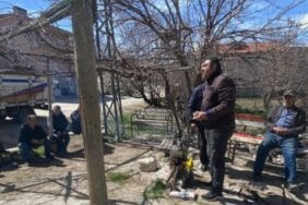 Isparta'da köylüler kıraathanedeki çay fiyatlarına tepki gösterdi