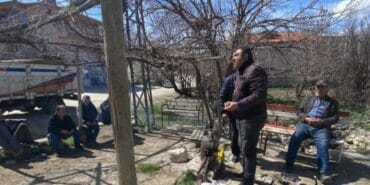 Isparta'da köylüler kıraathanedeki çay fiyatlarına tepki gösterdi