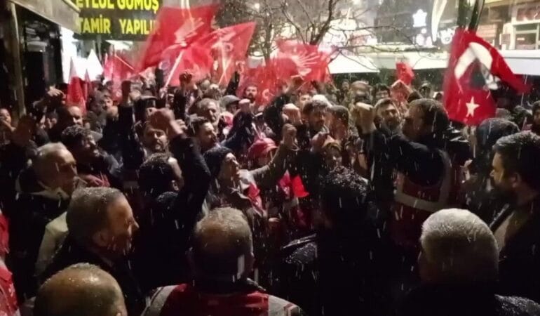 Kars Kalesi'ne İmamoğlu posteri asmak isteyen gençler gözaltına alındı