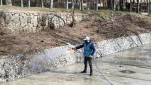 Isparta Belediyesinden larva mücadelesiyle yaz hazırlığı