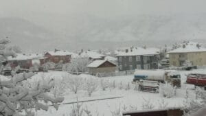 Şarkikaraağaç bahara giderken kar yağdı