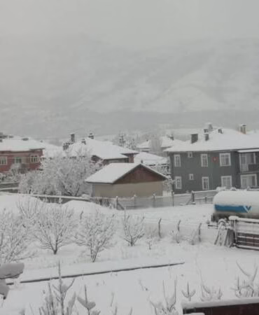 Şarkikaraağaç bahara giderken kar yağdı