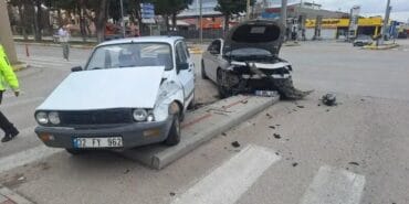Isparta'da İki Otomobil Çarpıştı