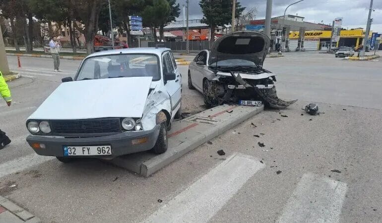 Isparta'da İki Otomobil Çarpıştı