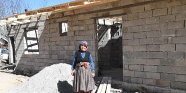Yangında evini kaybeden Havva Teyze yeni yuvasına kavuşuyor