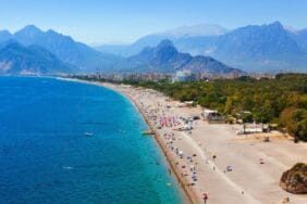 Antalya, D8 Yılın Turizm Şehri seçildi