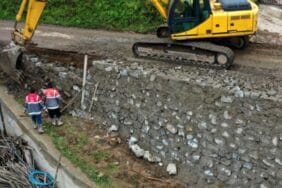 Çamaş’ta güvenli yol inşası sürüyor