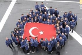 Gençler, TCG Anadolu ile Samsun'a doğru tarihi yolculuk yapıyor