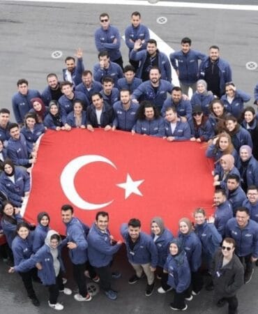 Gençler, TCG Anadolu ile Samsun'a doğru tarihi yolculuk yapıyor