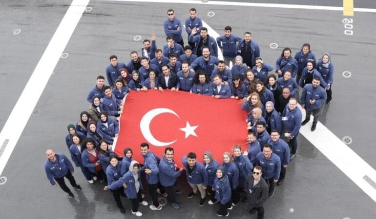 Gençler, TCG Anadolu ile Samsun'a doğru tarihi yolculuk yapıyor