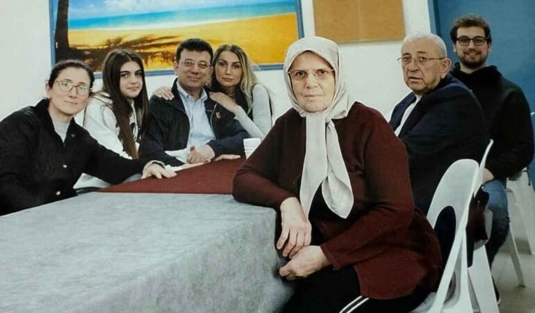 İmamoğlu'ndan cezaevinde ilk fotoğraf!