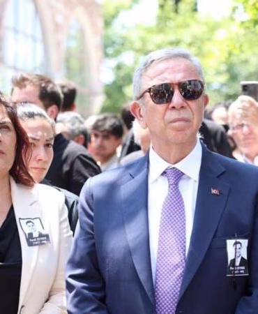 Mansur Yavaş, Ferdi Zeyrek’in cenaze törenine katıldı: “Halkın evladını uğurladık”