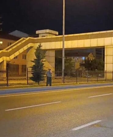 Üst geçidi kullanmak yerine yoldan karşıya geçti, otobüs çarptı