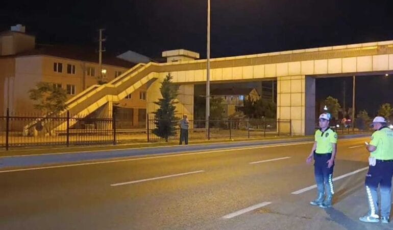 Üst geçidi kullanmak yerine yoldan karşıya geçti, otobüs çarptı