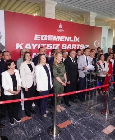 Baskılara karşı ayaktayız