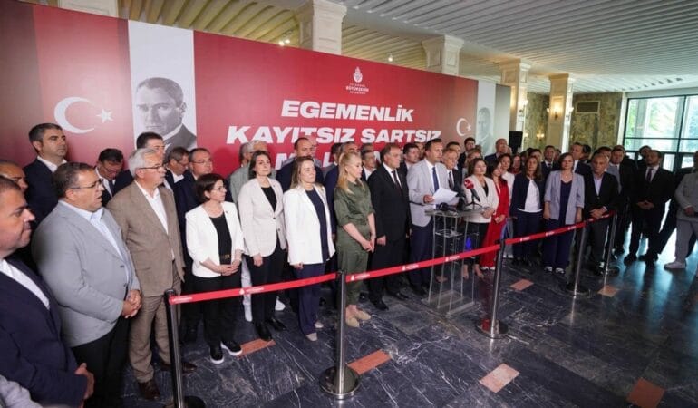 Baskılara karşı ayaktayız