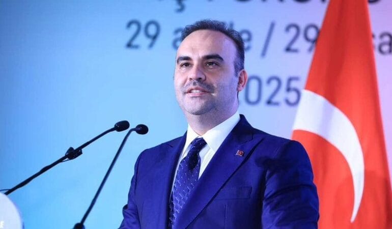 Bakan Kacır: Endonezya, Türkiye'den 48 adet KAAN savaş uçağı alacak