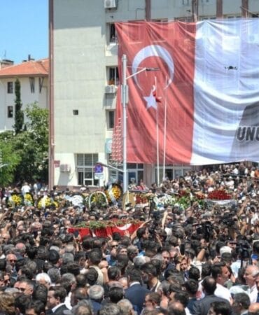 Ferdi Zeyrek’in adı İzmir’deki bir parka verildi