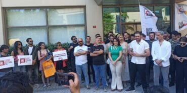 İş bırakan KRT çalışanları kanalın önünde taleplerini sıraladı