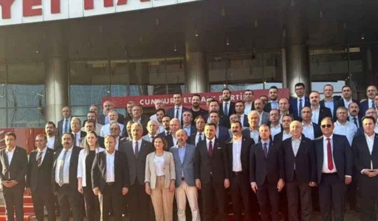 Özel'e destek için toplanan CHP'li başkanlardan Kılıçdaroğlu'na çağrı
