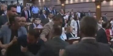 İBB Meclisi'nde kavga: AKP'liler ile CHP'liler birbirine girdi