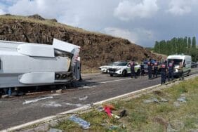 Cenaze dönüşü can pazarı! Midibüs yan yattı, 2 ölü 27 yaralı