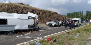 Cenaze dönüşü can pazarı! Midibüs yan yattı, 2 ölü 27 yaralı