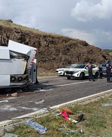 Cenaze dönüşü can pazarı! Midibüs yan yattı, 2 ölü 27 yaralı