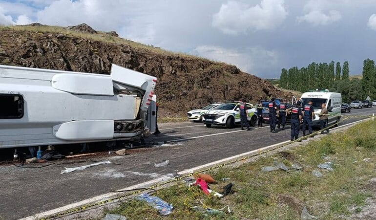 Cenaze dönüşü can pazarı! Midibüs yan yattı, 2 ölü 27 yaralı