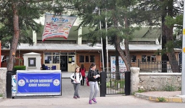 61 yıllık spor salonu yıkılıyor