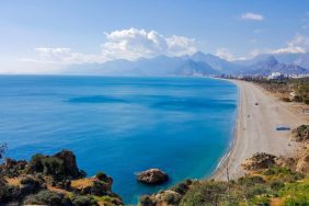 Falezlerden_Antalya_Konyaaltı_Plajına_doğru_bir_görünüm