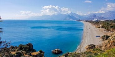 Falezlerden_Antalya_Konyaaltı_Plajına_doğru_bir_görünüm