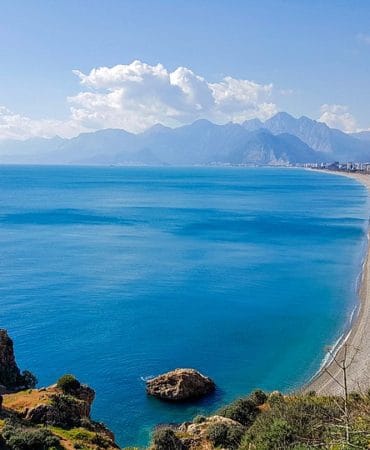 Falezlerden_Antalya_Konyaaltı_Plajına_doğru_bir_görünüm