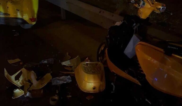Arıza için yol kenarında duran araca motosikletli çarptı