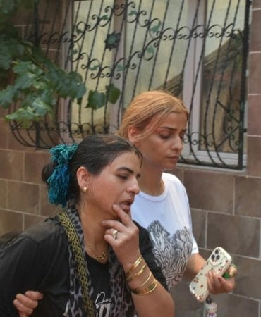 İzmir’de hurda deposunda yangın: Evlere sıçradı