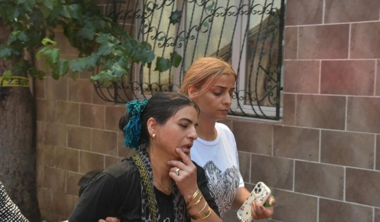 İzmir’de hurda deposunda yangın: Evlere sıçradı