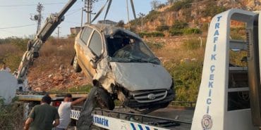 Alanya’da Korkunç Şarampole Uçma Kazası: Sürücü Yaralı Kurtarıldı