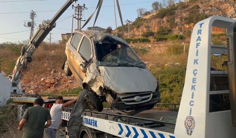 Alanya’da Korkunç Şarampole Uçma Kazası: Sürücü Yaralı Kurtarıldı