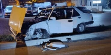 Eğirdir’de alkollü sürücü direğe çarptı: 1 yaralı