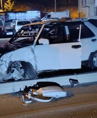 Eğirdir’de alkollü sürücü direğe çarptı: 1 yaralı