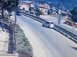 Eğirdir’de Korkunç Kaza: Virajı Alamayan Otomobil Bariyerlere Çarptı, 3 Yaralı