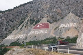 Eğirdir’deki Dev Bayrak Yeniden Boyandı: Komando Mabedinin Sembolü Daha da Parlıyor